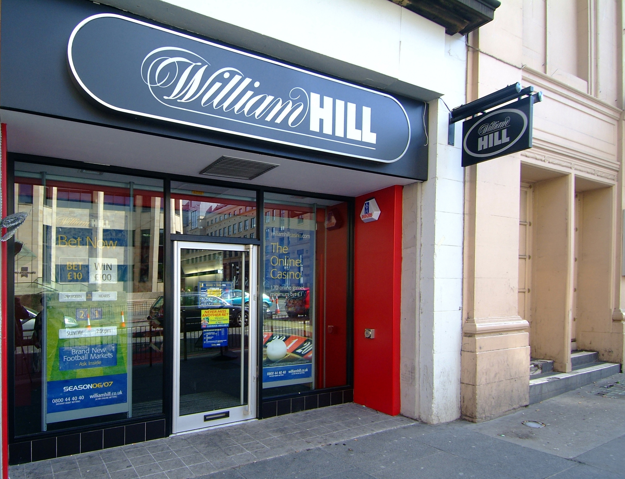 Will hill. William Hill букмекерская контора. Английские букмекерские конторы. William Hill букмекерская контора лого. William Hill первая контора.