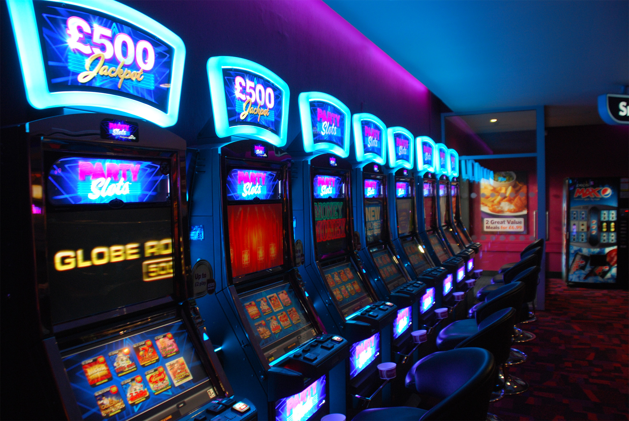 Игровой клуб гранд. Игровые автоматы в Вегасе на каширке. Игровой аппарат Cairo Casino. Зал игровых автоматов. Зал игровых автоматов гейминатор.