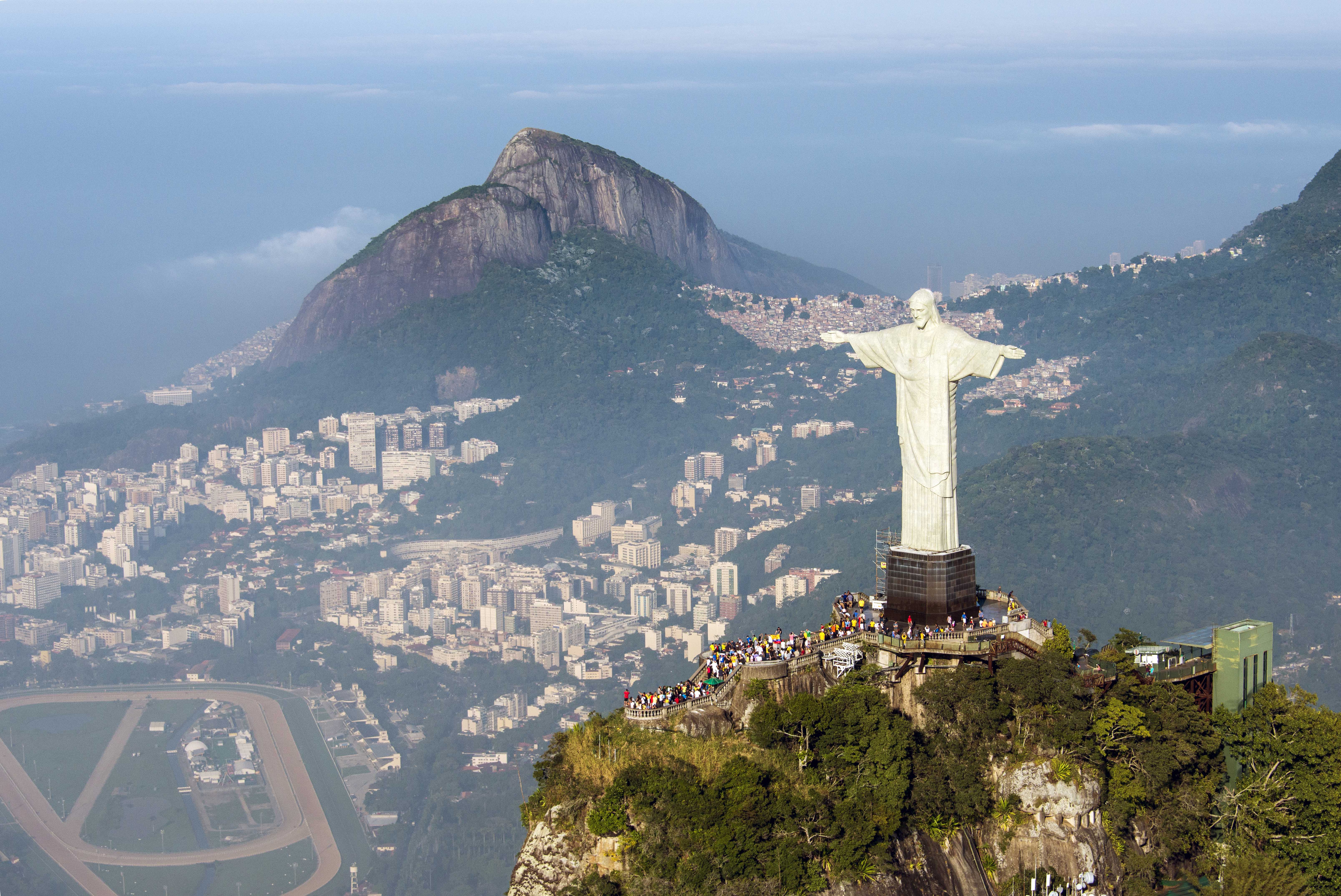 Рио де. Рио-де-Жанейро столица Бразилии. Статуя Христа в Бразилии. Статуя Христа Искупителя, Южная Америка, Рио-де-Жанейро. Южная Америка Христос Искупитель.