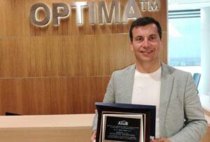 Spain – Azar pays acclaim to Optima’s progress with Excellence award