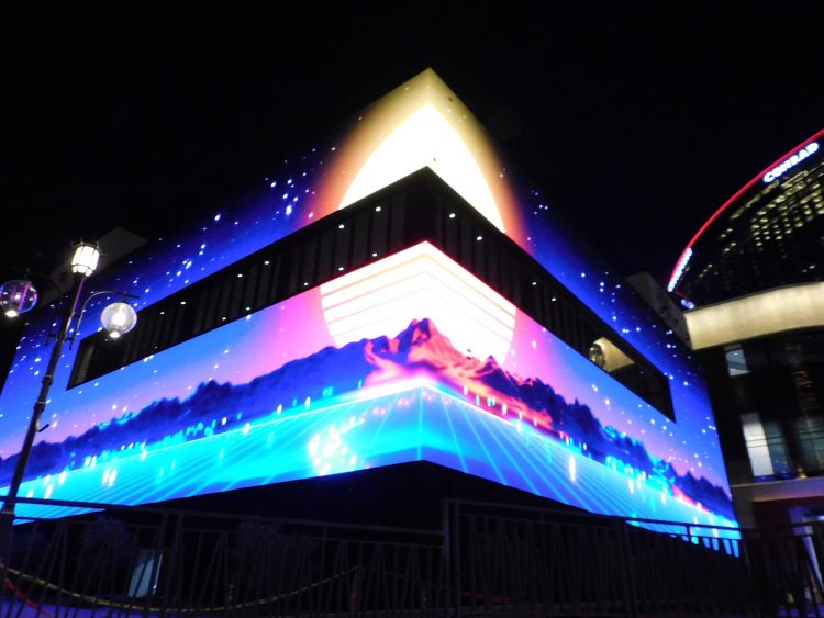 US – Jones Sign supplied 40,000 sq. ft. of exterior LED video displays to Resorts World