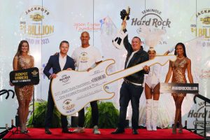 US – Seminole Hard Rock Hollywood and Miami Dolphins legend surprise lucky winner with $100,000