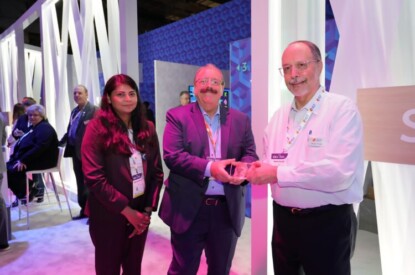 IGT'ye ödülü takdim ediliyor