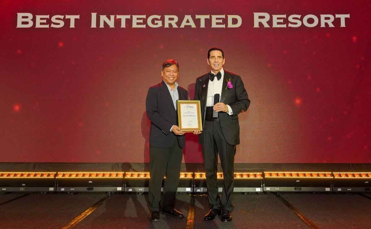 om Arasi (right) accepts the award for Best Integrated Resort on behalf of Galaxy Macau from PAGCOR's Dan Cecelio