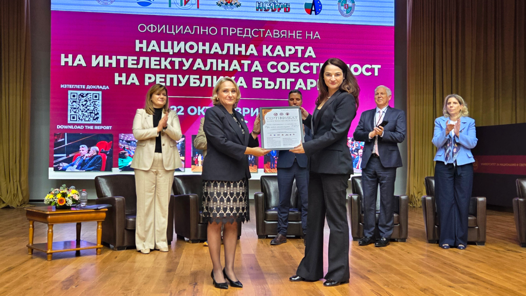 EGT's Jeni Koussarova receiving from UNSS